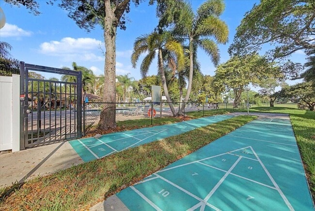 Building Photo - 2701 S Palm Aire Dr