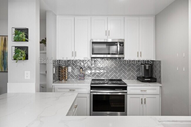 Building Photo - 2607 Pirineos Way