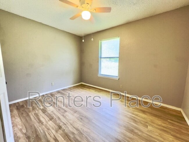 Building Photo - 4809 S Gum Ave
