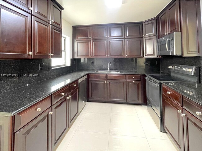 Building Photo - 1005 SW 88th Ct