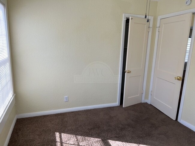 Building Photo - 515 W Kern Rd