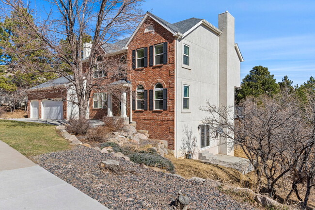 Primary Photo - Luxury Living in Cheyenne Mountain – Minut...