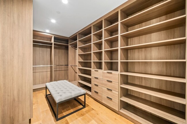 Building Photo - 16105 Clear Oak Dr