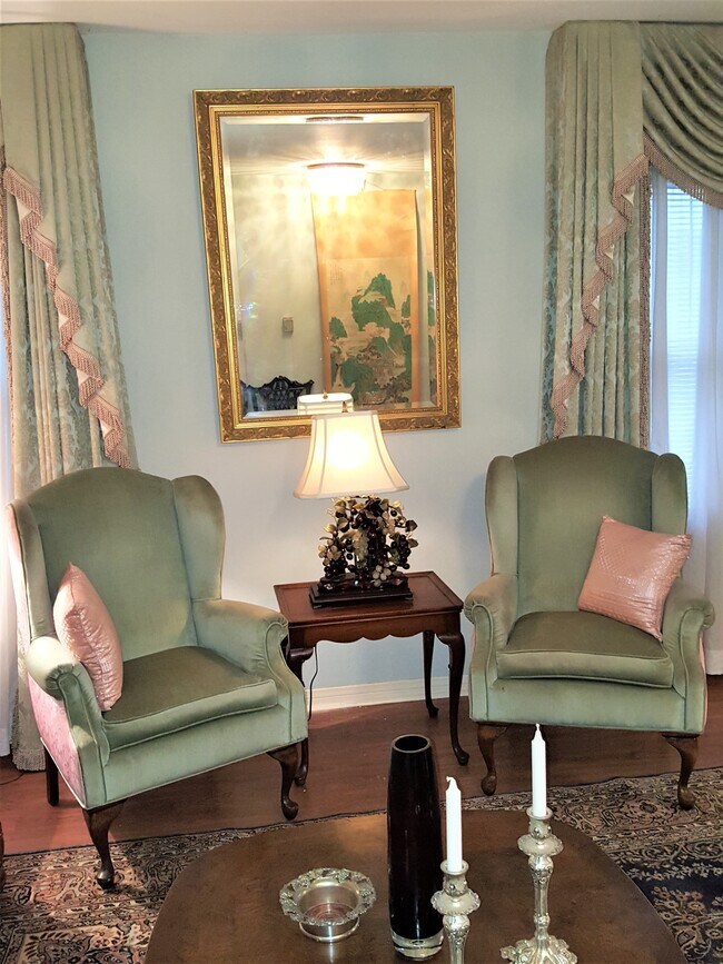 Building Photo - 2817 E Broadway