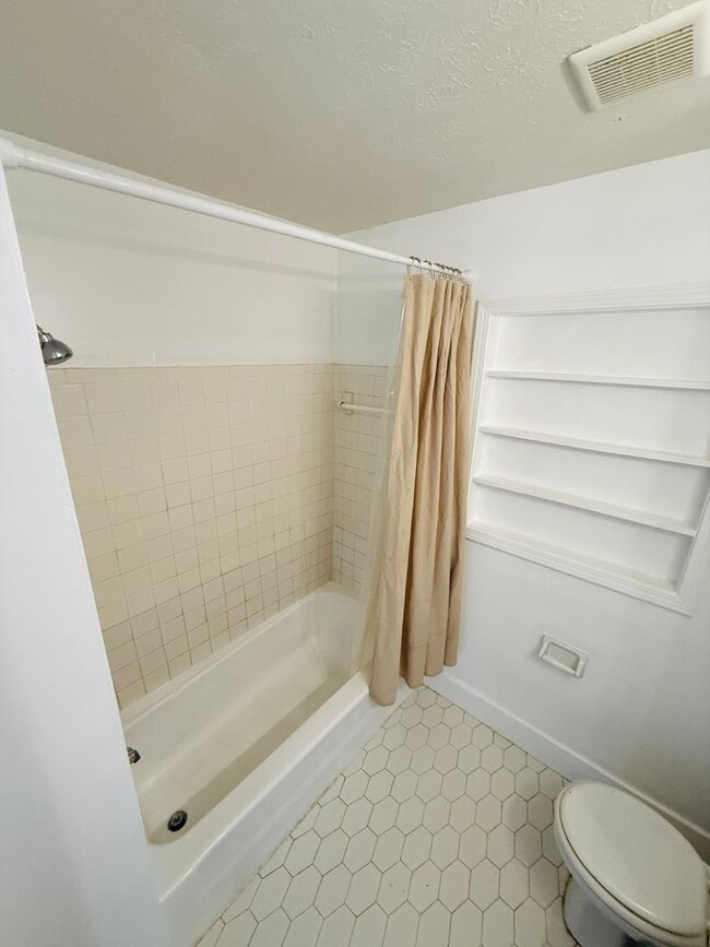 Building Photo - Beautiful 3-4 Bedroom 2 Bathroom Home