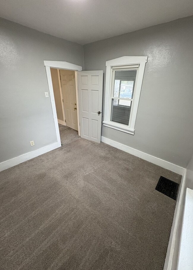 Building Photo - 2-Bed, 1-Bath House for Rent!