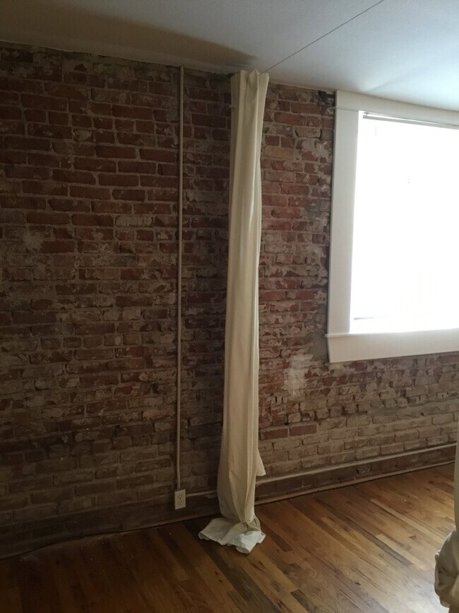 Building Photo - Adorable Studio in 1909 Building! Heart of Capitol Hill