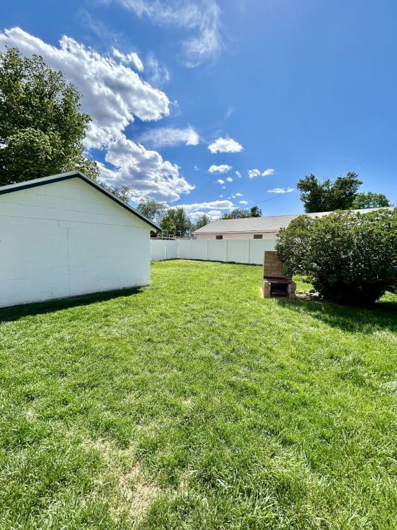 Building Photo - 233 Greydene Ave