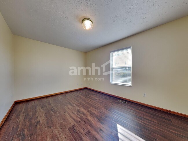 Building Photo - 6088 Lakewood Dr