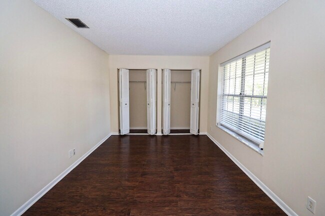 Building Photo - 845 Salem Ln