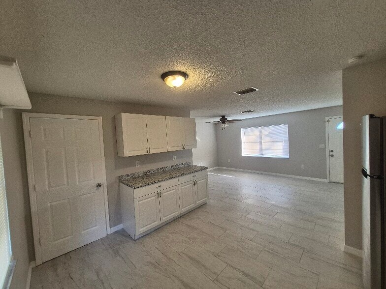 Building Photo - 13095 Linden Dr