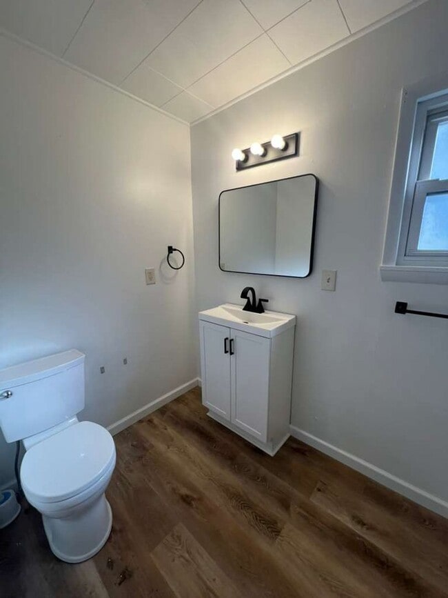Building Photo - Updated 3-Bedroom Single-Family Home in th...