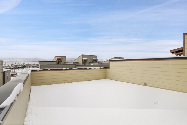 Building Photo - $3,330.95 with $300 off the first month's Rent - 4 Bedrooms, 3.5 Bathrooms, Townhouse in Broomfie...