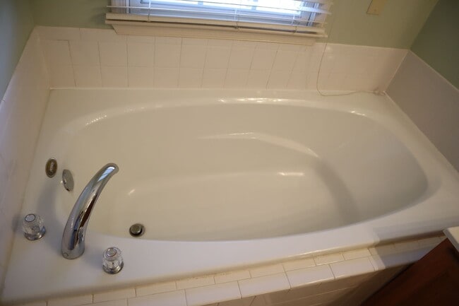 Building Photo - Premium Townhome in Kentlands Hill District