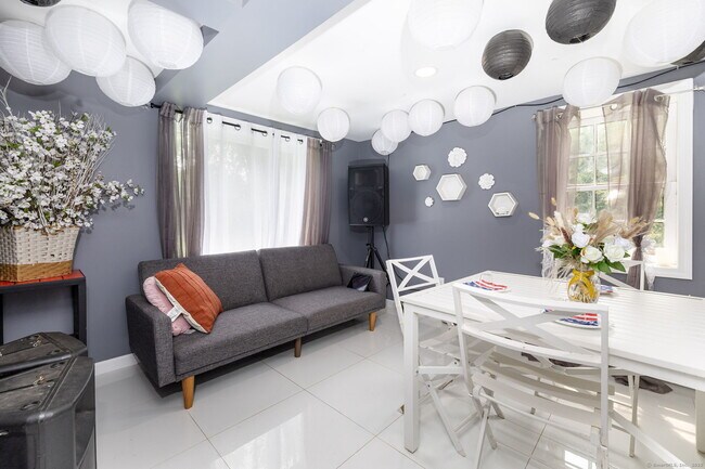 Building Photo - 538 Main St