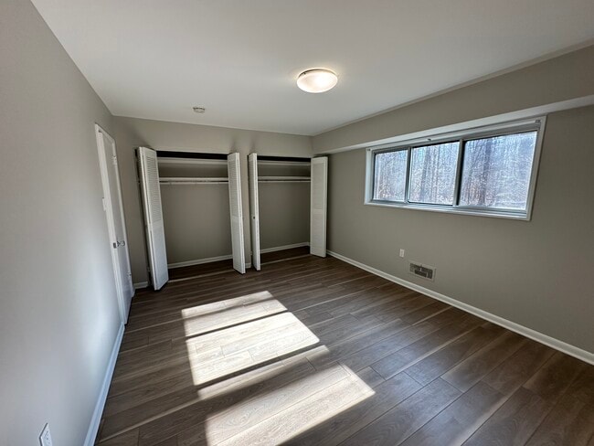 Building Photo - 10619 Weymouth St