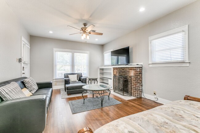 Building Photo - 3 Bedroom/2 Bath Los Angeles Heights Subdi...