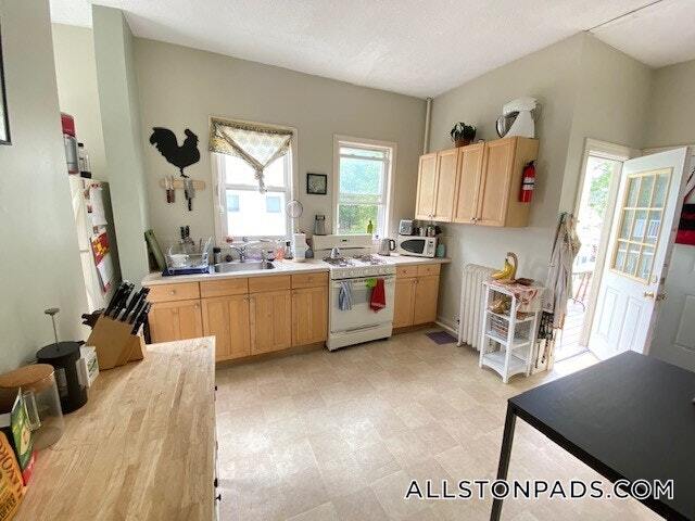 Building Photo - 77 Easton St