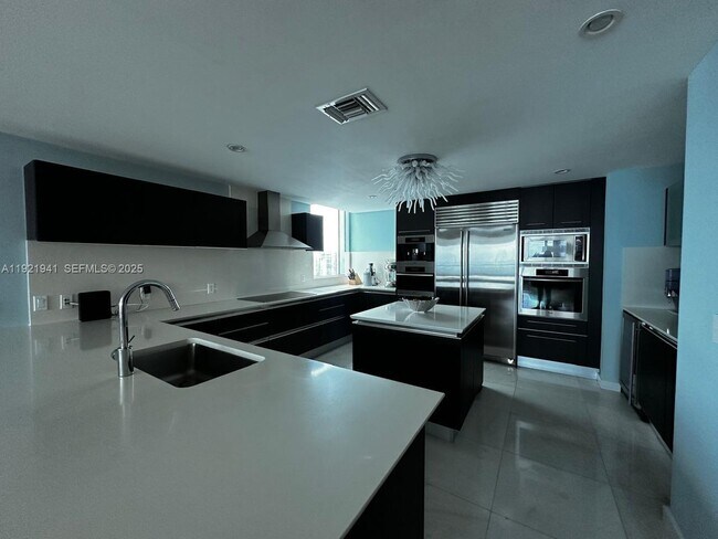 Building Photo - 17001 Collins Ave