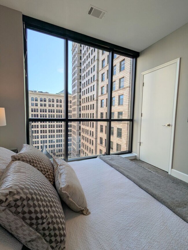 Building Photo - Gorgeous 2 Bedroom 2 Bathroom Downtown Condo with Epic Views and Free Parking