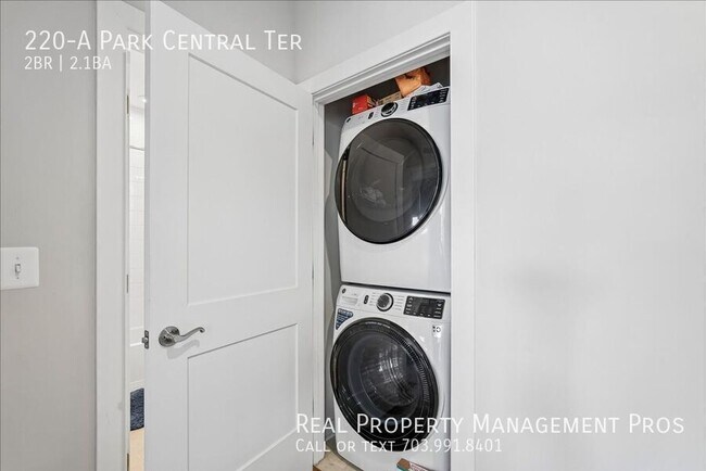 Building Photo - 220 Park Central Ter