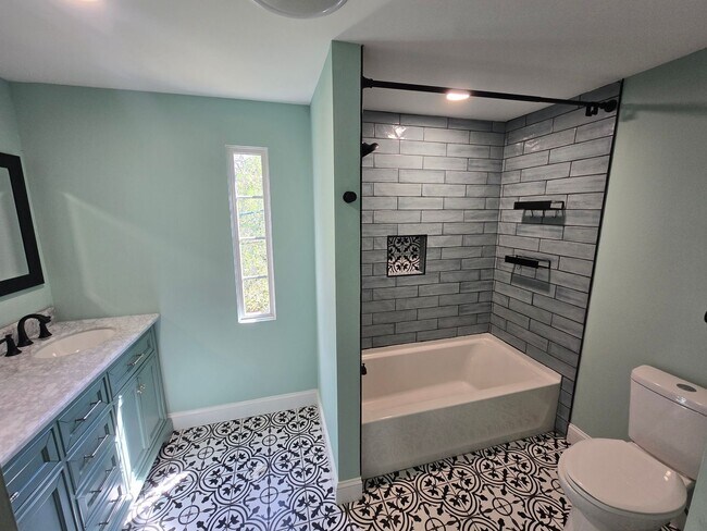 Building Photo - Downtown Greensboro Stunner – Fully Renovated!