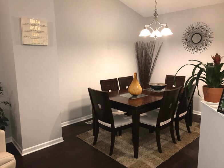 Dining room - 49730 Plymouth Way