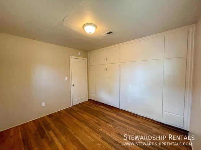 Building Photo - 2009 NW Tyler Ave