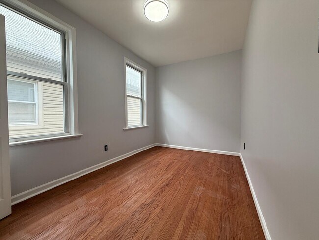 Building Photo - 162 W 32nd St