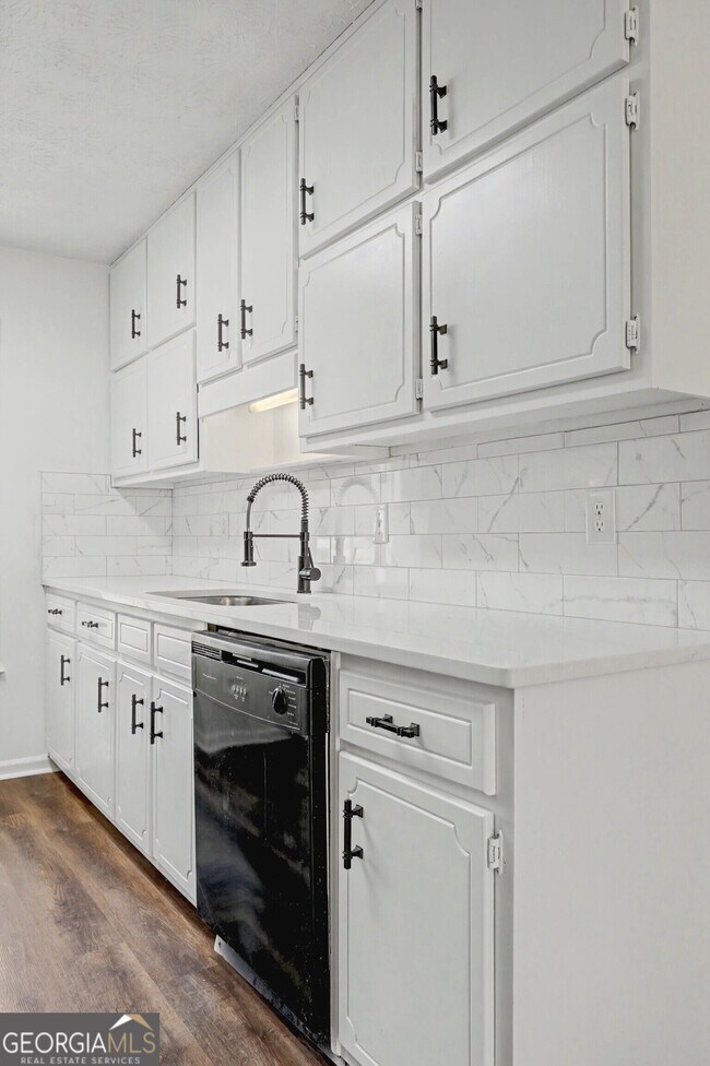 Building Photo - 608 S Jeff Davis Dr