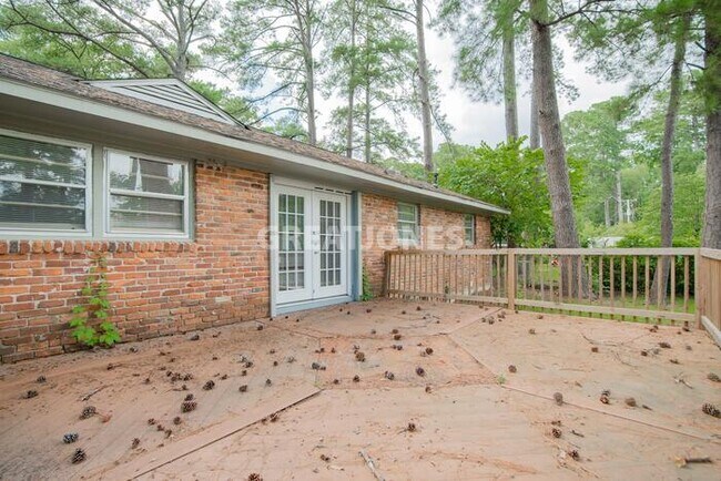 Building Photo - 2136 Robin Rd