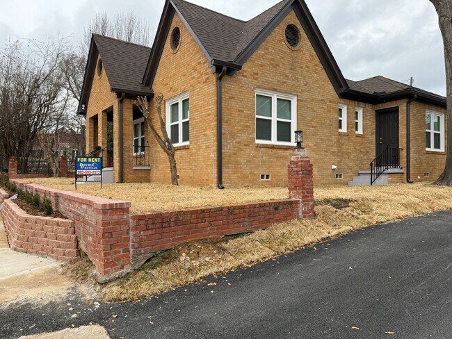 Building Photo - Newly Remodeled 2 Bedroom-1 Bath House