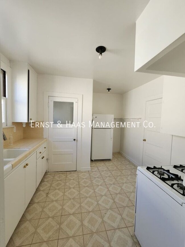 Building Photo - 528 N Kenmore Ave