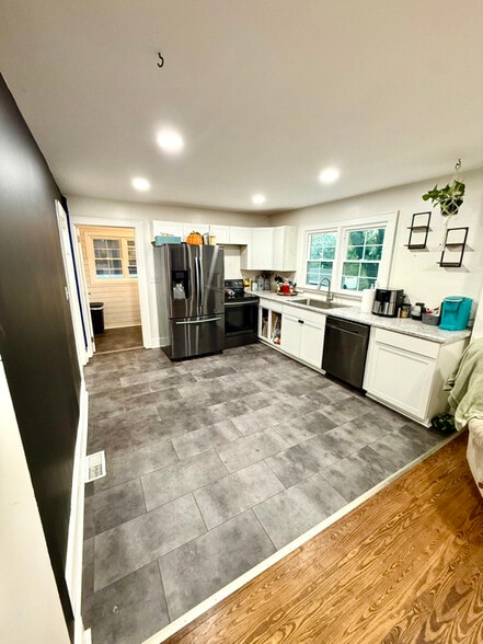 Building Photo - 245 Church St