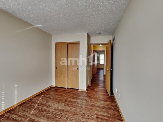 Building Photo - 906 Lakeway Ct E