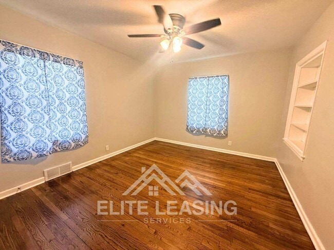 Building Photo - 3 Bedroom, 2 Bathroom home close to Gage Park