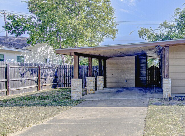 Building Photo - 1410 Kamar Dr