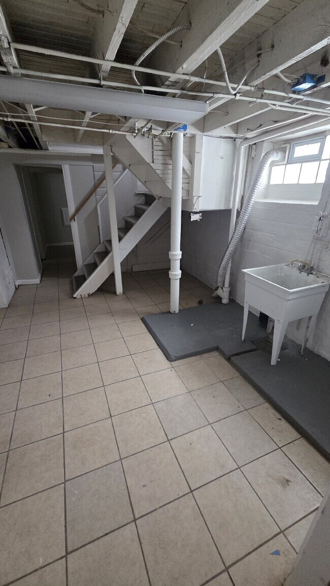 Building Photo - Coming Soon: 4 Bedroom 2 Bath - Split Level Single Family Home!