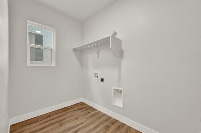 Building Photo - 106 N Midland Dr