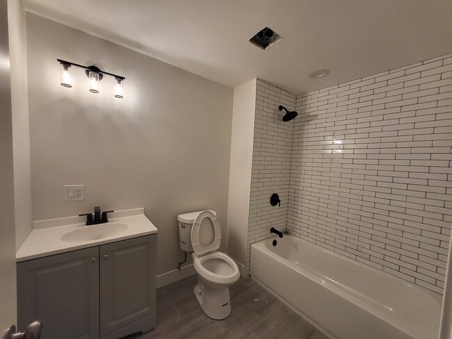 Building Photo - 2828 W Fulton St