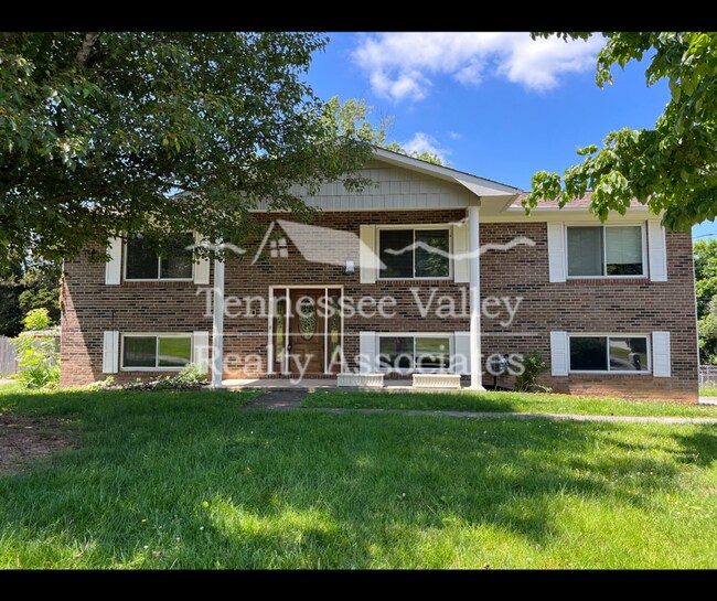 Primary Photo - MOVE IN READY! Spacious 4 bed/2.5 bath spl...