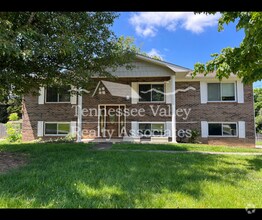 Building Photo - MOVE IN READY! Spacious 4 bed/2.5 bath spl...