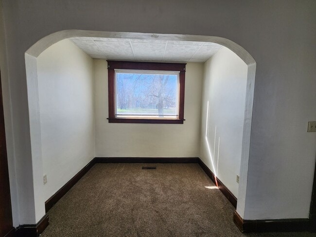 Building Photo - 3 Bedroom House w/Detached Garage!!!