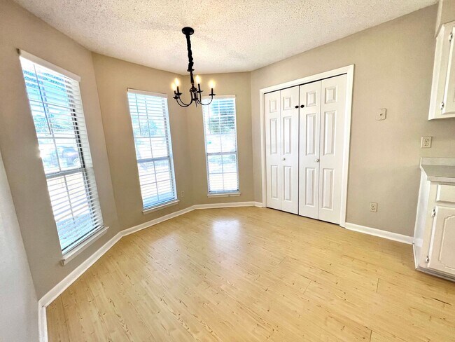 Building Photo - Charming home in Blue Pine Village!