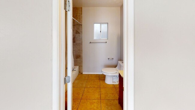 Building Photo - 5BD/2BA, Easy Walk to Campus!! (Lease out,...