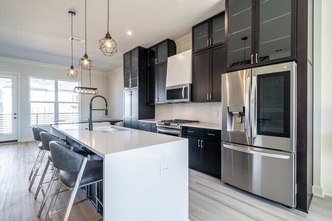 Building Photo - Exquisite 3-bedroom, 3.5-bath, 2-car garage townhome in downtown Tyler!