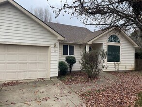 Building Photo - This 3 bedroom 2 bathroom home is located in beautiful Shady Cove