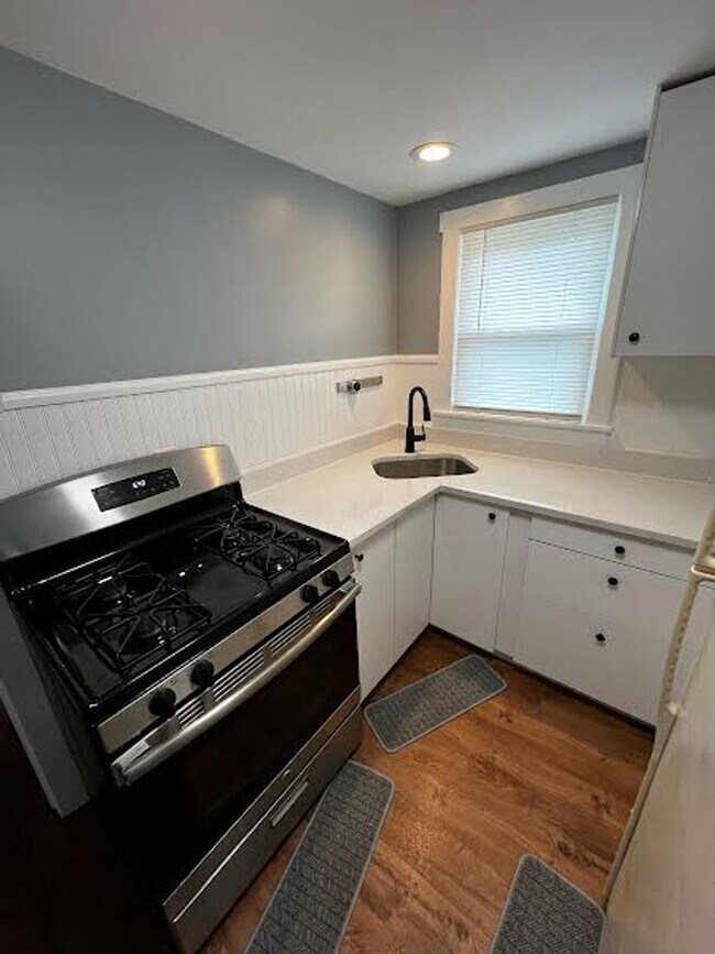 Building Photo - Cute 1 Bedroom Single Unit - Close to Campus!