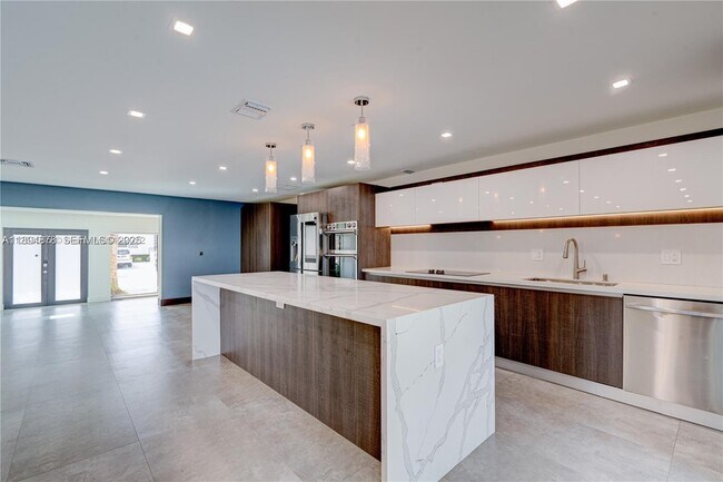 Building Photo - 2305 Magnolia Dr