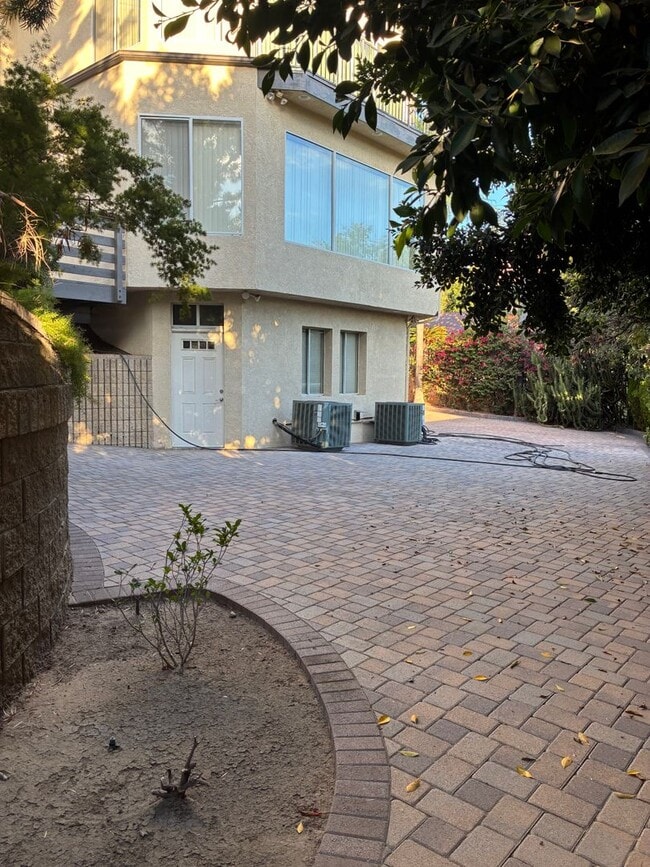 Building Photo - Spacious and Furnished 9 Bedroom House Nea...
